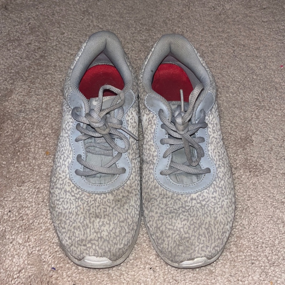 Womens 8 Nike Roshe grey and white printed sneaker.